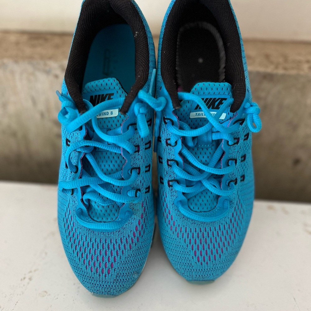 Nike Turquoise and Black Running Shoes(used)
Looks new 👍